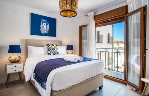 Deluxe Double Room- Balcony- Ensuite with shower-street View 