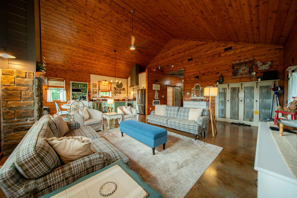 The Farmhouse on Barton | Photo 3
