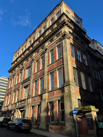 Stylish 2-Bed 2-Bath Apartment in Newly Renovated Victorian Building – Prime Leeds City Centre near Station