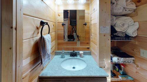 Bathroom: Lone Wolf-Twilight Ridge Cabins