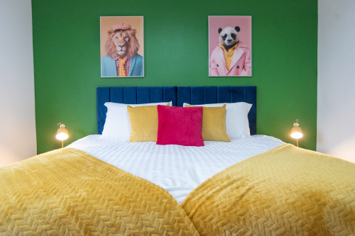 Bright and welcoming bedroom with zip-and-link king-size beds, which can be separated into singles if required — offering excellent flexibility for your stay. Finished with hotel-style linens and fresh towels provided