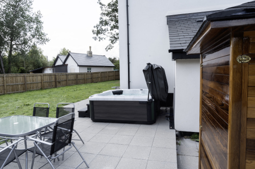 Hot Tub, Sauna & Outdoor Seating - Perfect private space to relax, unwind and enjoy the fresh air