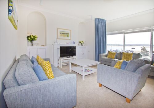 Large sitting room with a beautiful view 