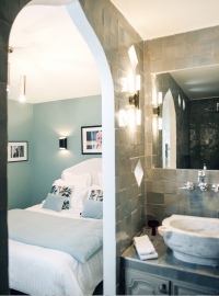 Vue lavabo et douche de la 2eme chambre complémentaire de la Suite Premium 