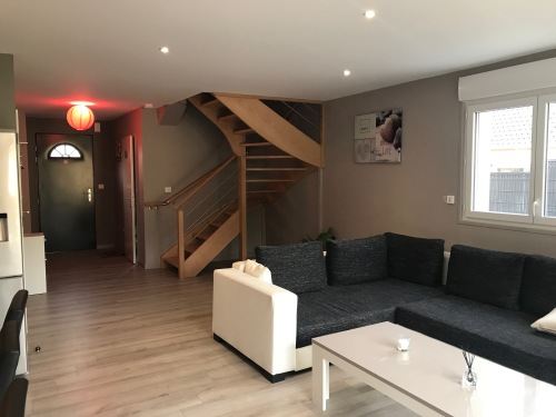 Pièce à vivre donnant sur escalier menant à l'étage, accès aux pièces de nuit