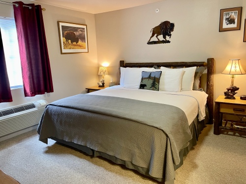 Room 02-King-Luxury-Ensuite with Bath-City View - Base Rate