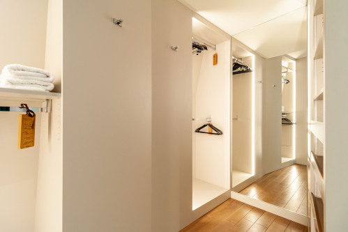 Chambre 1 - dressing avec deux mirroirs