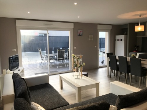 Salon donnant plein ouest avec canapé lit pour 2 personnes en 140