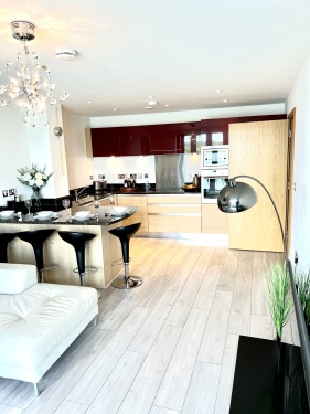 Fully Fitted Open Plan Kitchen
