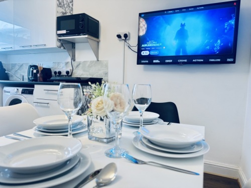 Short Stay Swindon Town Centre Apartment Sleep 5