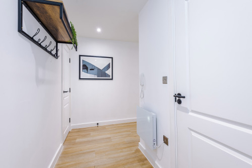 Stylish 2-Bed 2-Bath Apartment in Newly Renovated Victorian Building – Prime Leeds City Centre near Station