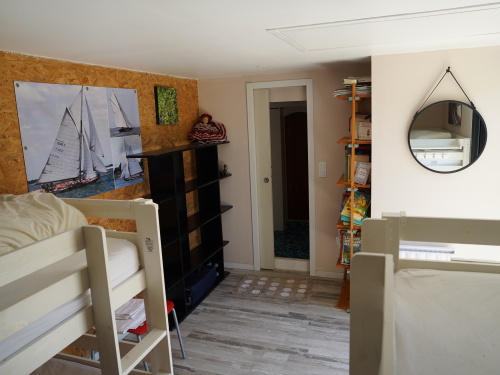 Dortoir avec salle d'eau et WC, vue jardin