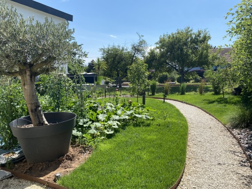 L'accès vers les logements situés face au verger