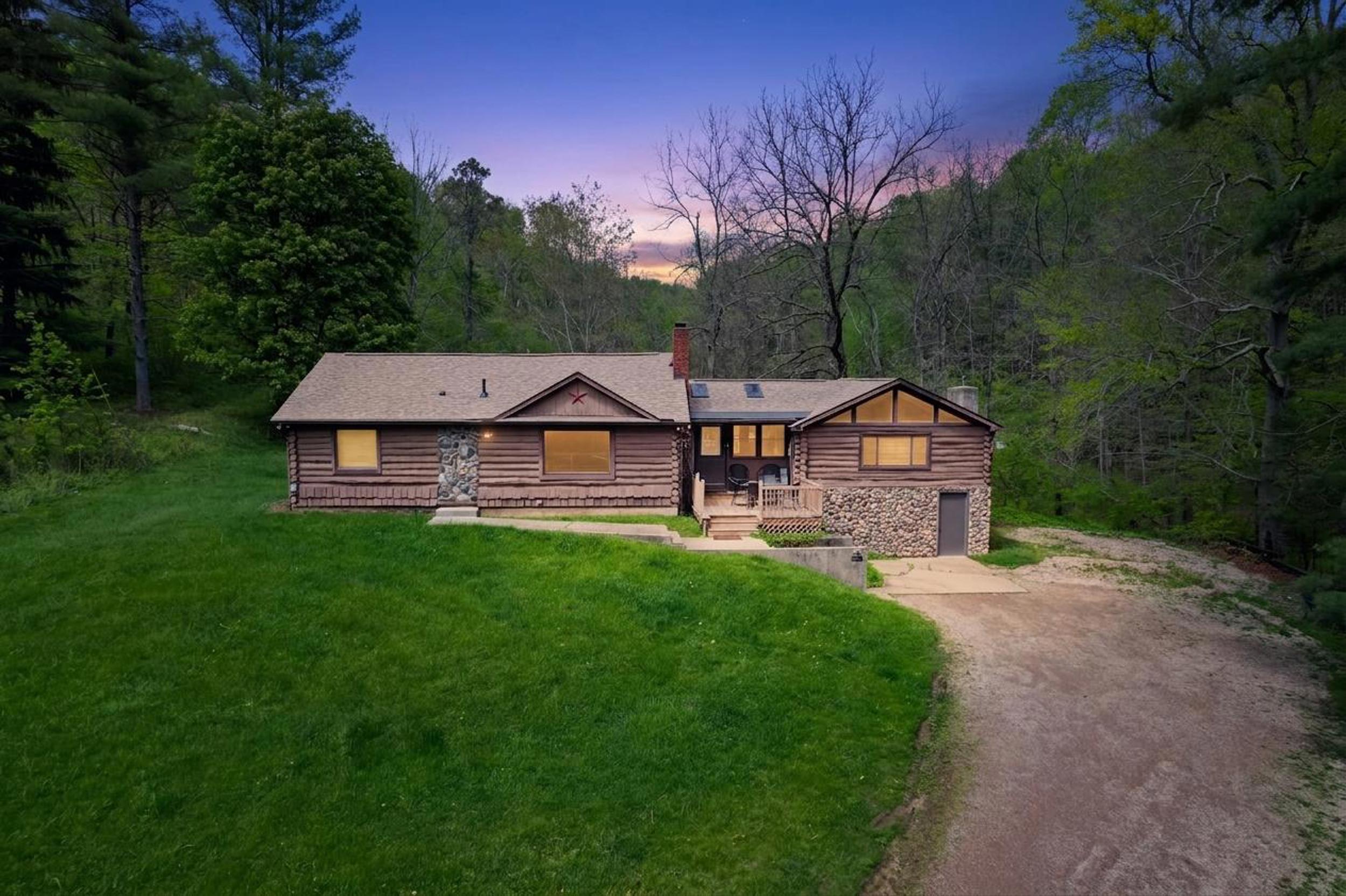 Honeysuckle Creekside Cabin