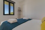 One bedroom apartment with a Queen Size Bed.