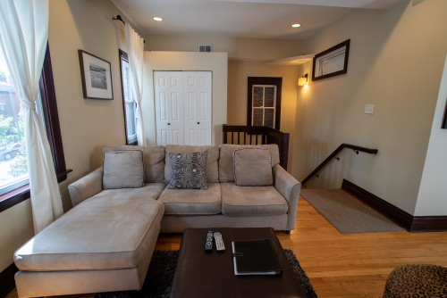 East Roscoe #2-Apartment-Private Bathroom-Standard