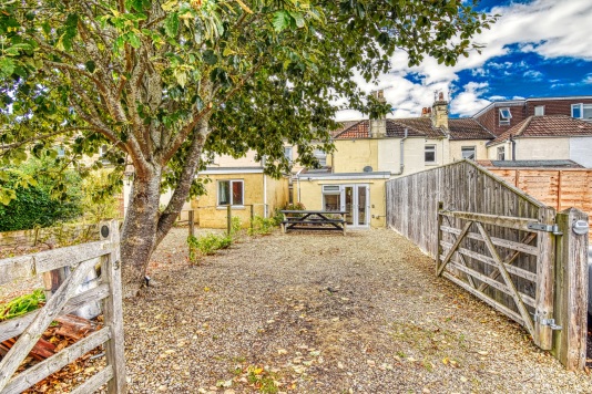 Large Garden & Parking Area (space for 2 cars)