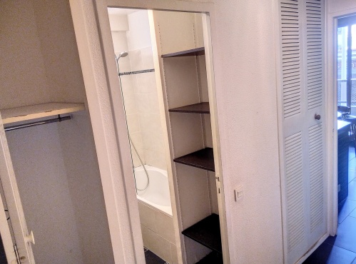accès à la salle de bain et rangements