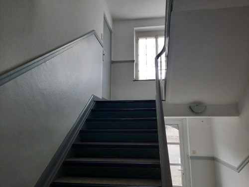 Treppenhaus zur Wohnung. Eingang oben links