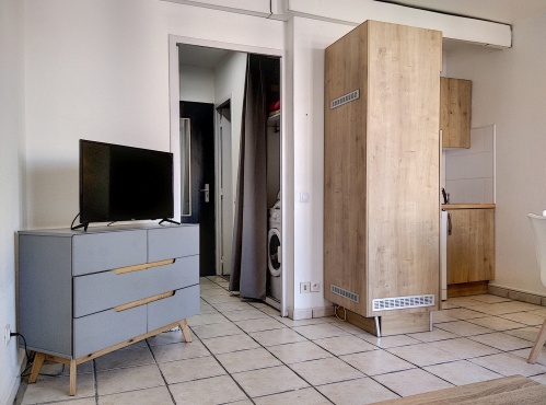 commode et TV HD dans le salon