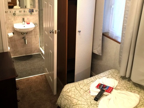 Classic Small single bedroom en suite