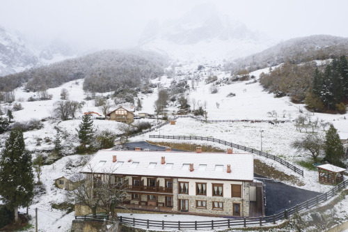 Vista de los apartamentos Los Picos de Europa en invierno