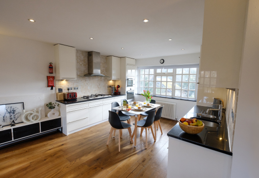 The comprehensively equipped kitchen/dining area.