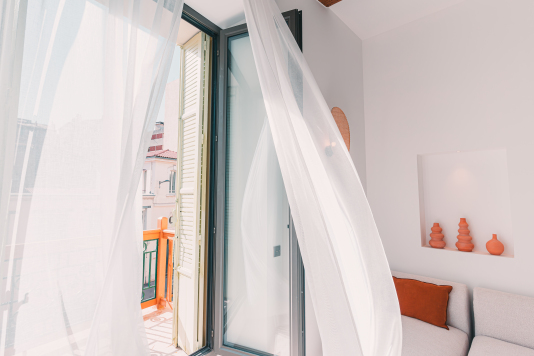 Coin salon avec balcon