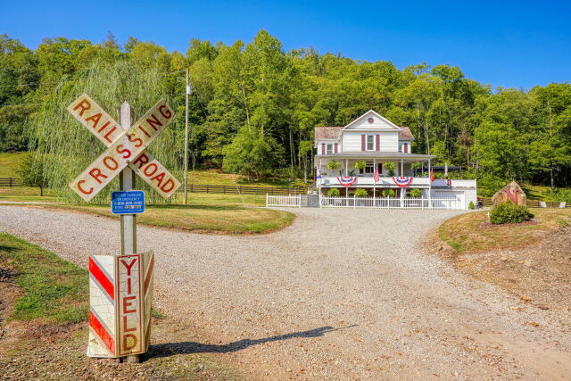 Bed and Breakfast Stops [洋書] 716uinftNWL._UF350,350_QL80_.jpg