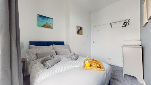 Bedroom 2 - Relaxing bedroom to recharge with hanging rail and chest of draws