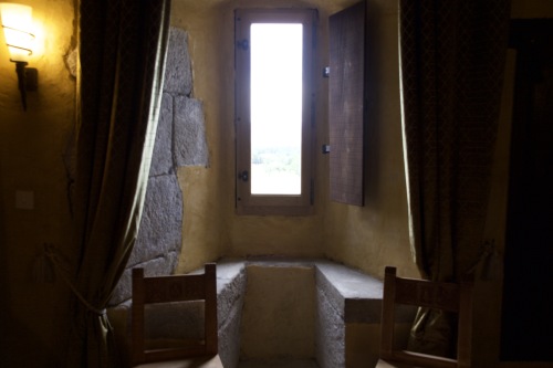 Fenêtre  de chambre avec volet intérieur et rideaux
