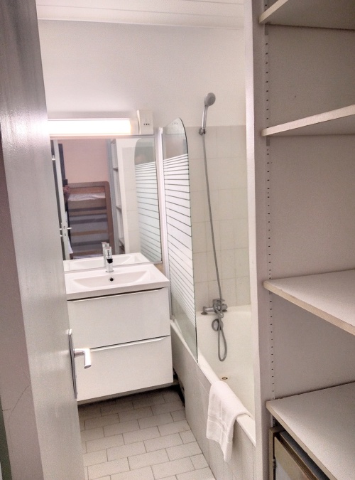 salle de bain avec toilettes