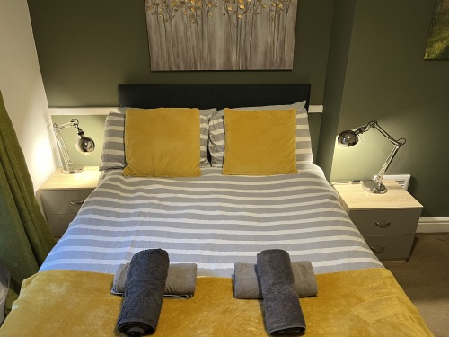 Stylish yellow bedroom for small groups