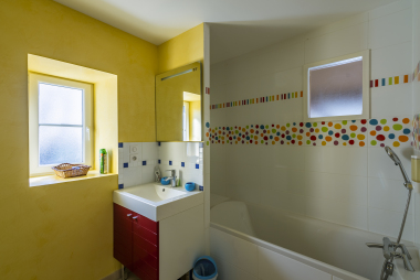 SALLE DE BAIN RDC  BAIGNOIRE ET DOUCHE