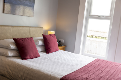 Economy-Double room-Ensuite with Bath-Sea view - Base Rate