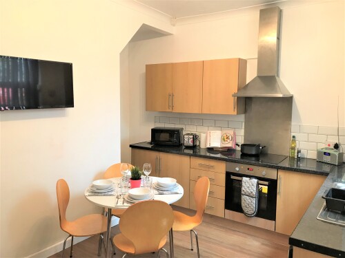 Kitchen / Diner - Fully equipped kitchen and dining area with Smart TV