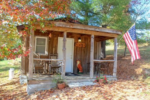 Studio cabin centrally located in Hocking Hills & Wayne National Forest. 