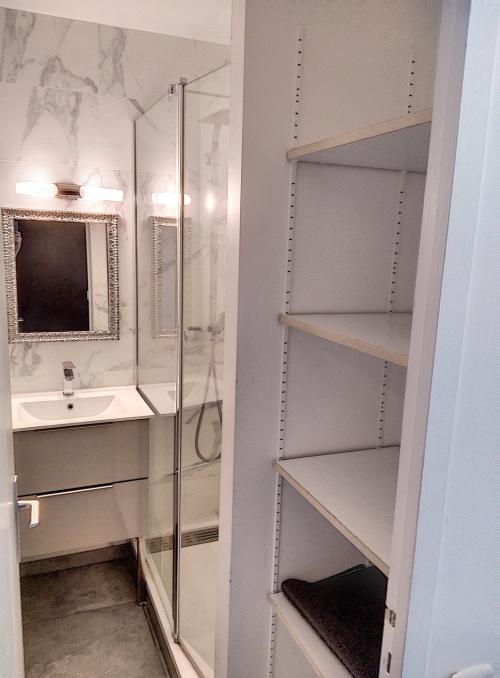 rangements dans la salle d'eau