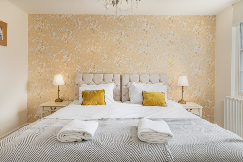 Bedroom 2 (Golden Bedroom): 1 Super King or 2 singles beds. Super comfortable futon (sleeps 3) Ensuite Bathroom
