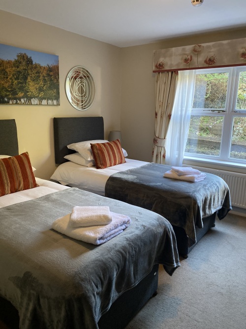 Twin room-Standard-Ensuite with Shower - Breakfast Included