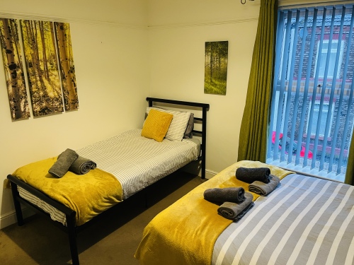 Cozy double bed and daybed room