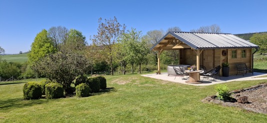 jacuzzi extérieur et abri couvert avec wc et évier