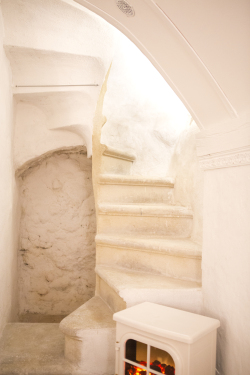 Vue escalier accès chambre. Escalier colimaçon assez étroit.