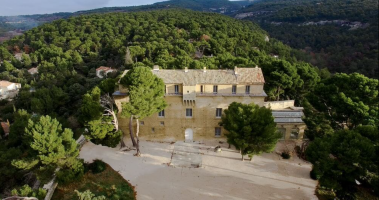 Au château de Saumane de Vaucluse pour ceux qui ont la chance d'y pénétrer
