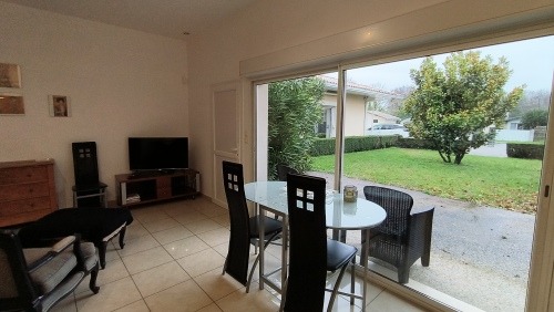 Belle pièce à vivre ouvrant sur la terrasse