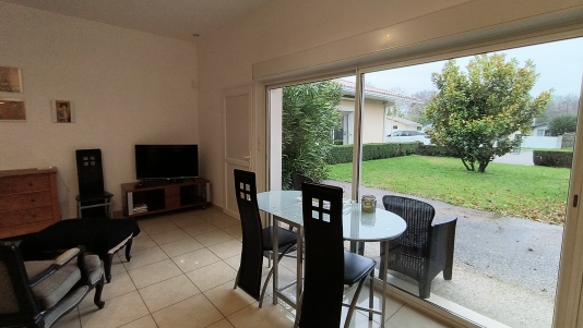 Belle pièce à vivre ouvrant sur la terrasse