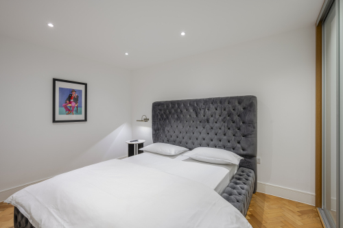 Spacious bedroom with a king size mattress 