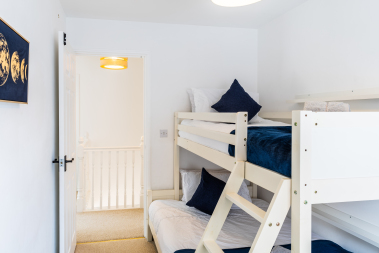 Bunk beds (1 x single, 1 x double)