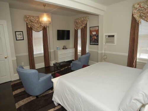 The Manor 122 Junior Suit-Double room-Ensuite-Standard - Base Rate