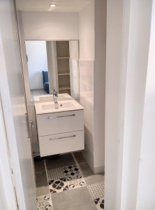 salle d'eau avec rangements